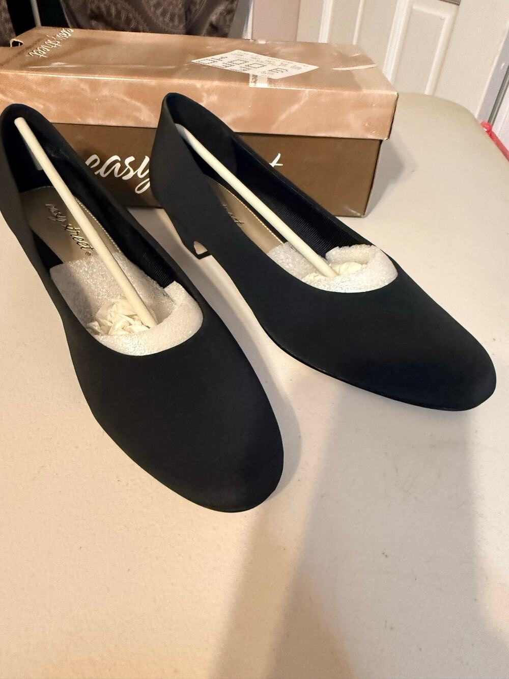 Black VNTG Easy Street slip-on dress shoes with a low block heel size 9.5N New